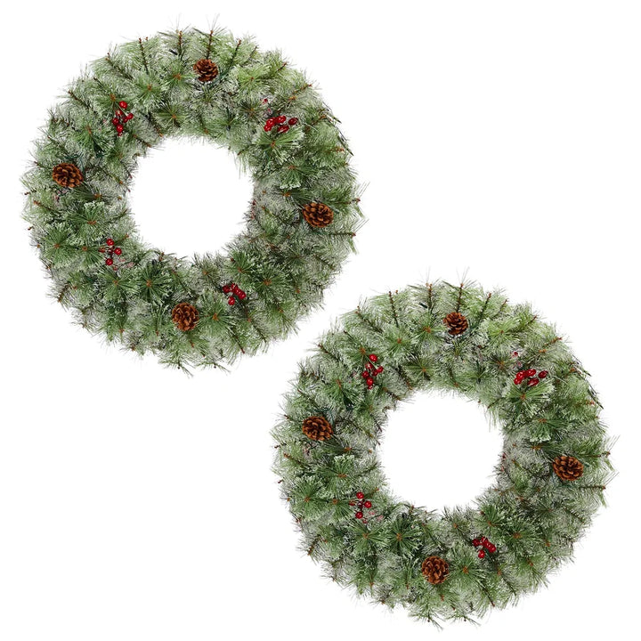 Twee verlichte kerstkransen met besjes