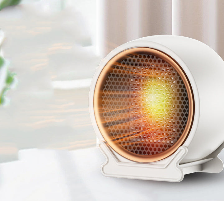 Compacte ronde ventilatorkachel op een bureau