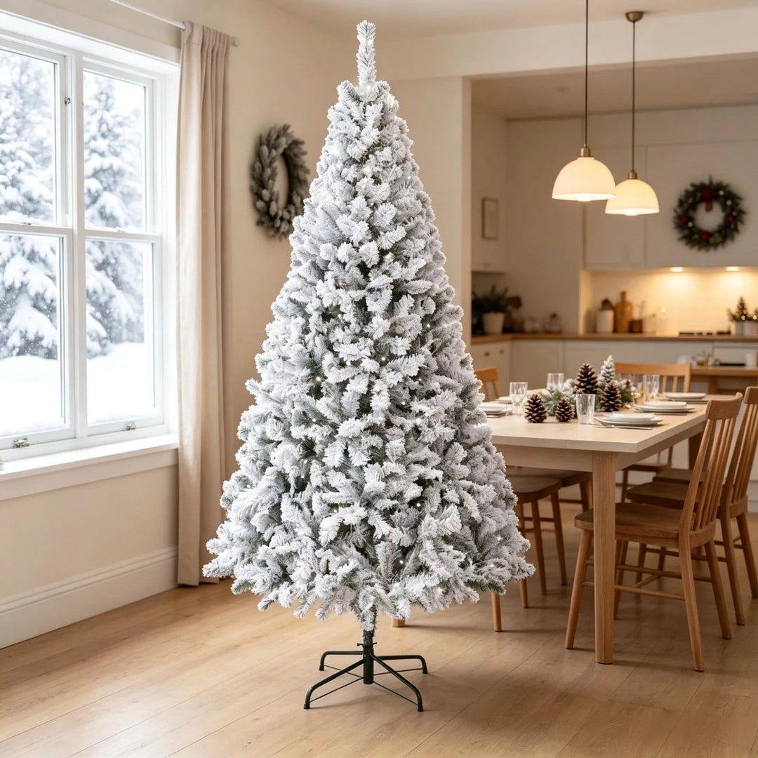 Besneeuwde Fraser fir met lichtjes