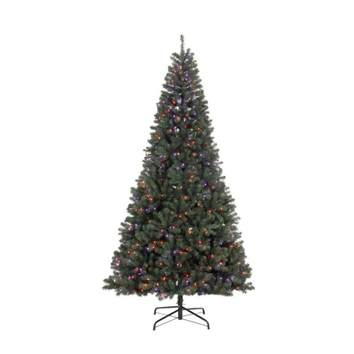 Grote kerstboom met kleurwisselende verlichting