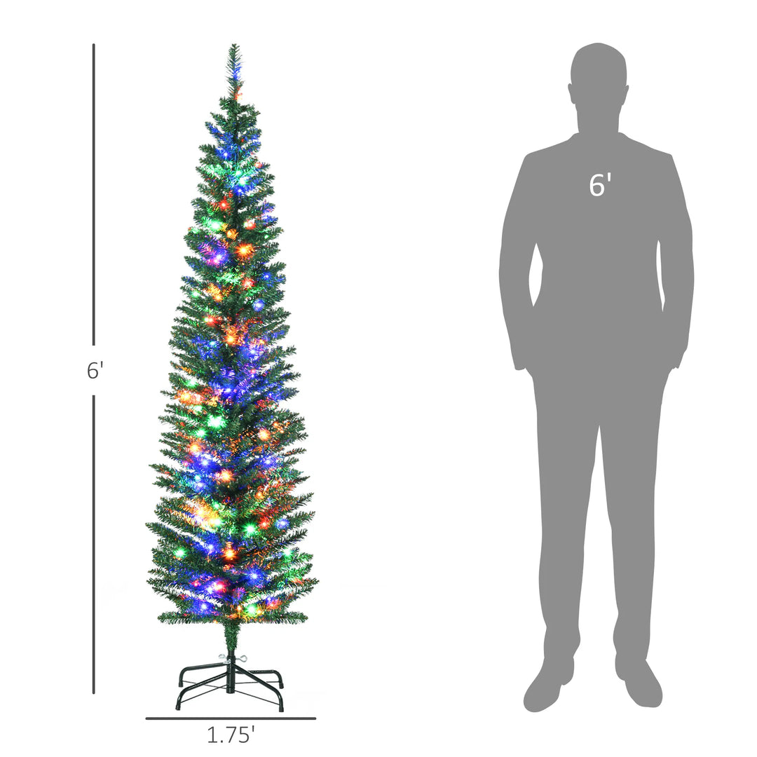 Groene smalle kerstboom met gekleurde lampjes