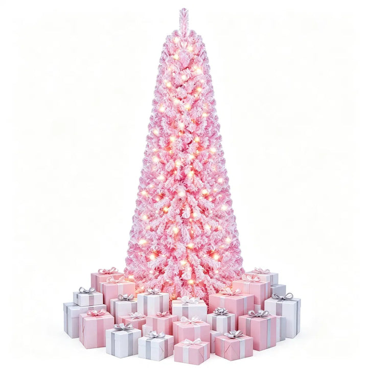 Roze besneeuwde volle kerstboom met lichtjes