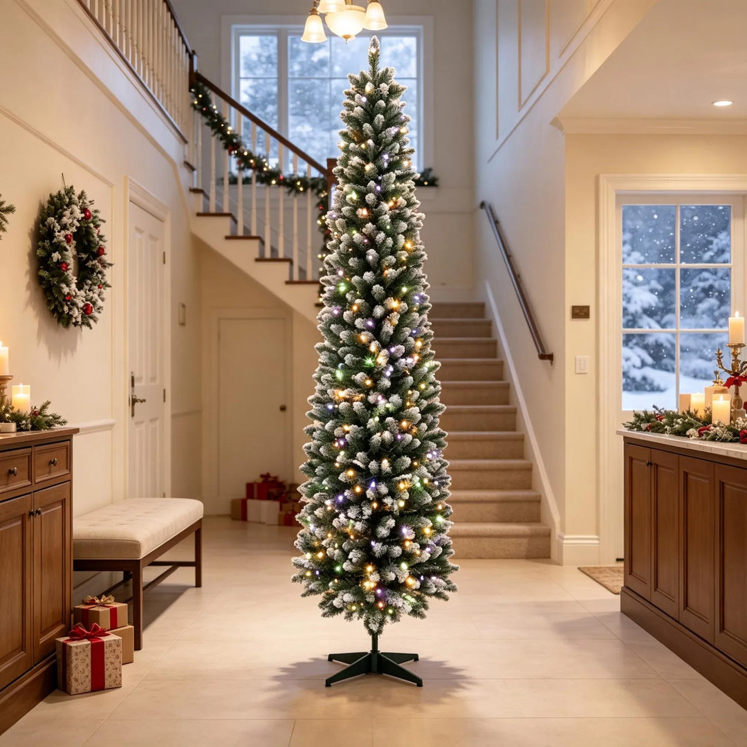 Hoge smalle kerstboom met witte puntjes