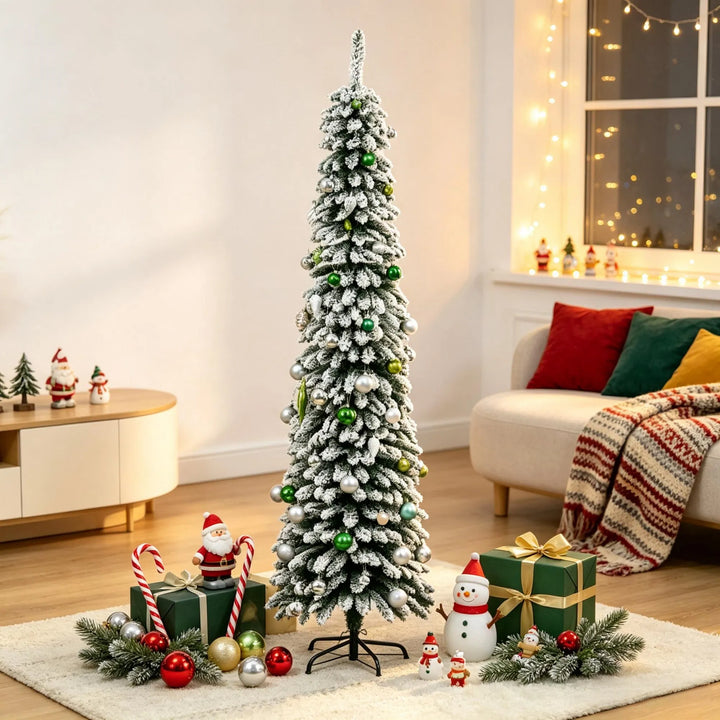 Smalle besneeuwde kerstboom zonder lichtjes