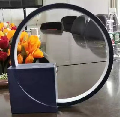 Ringlamp met digitale wekker op nachtkastje