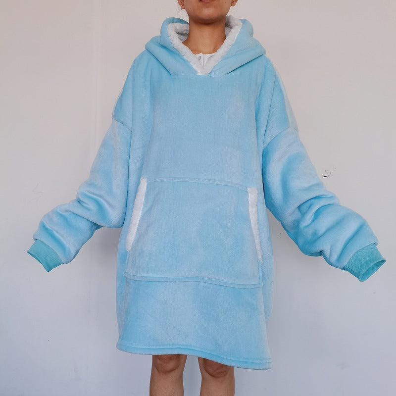 Persoon in oversized deken-hoodie met capuchon