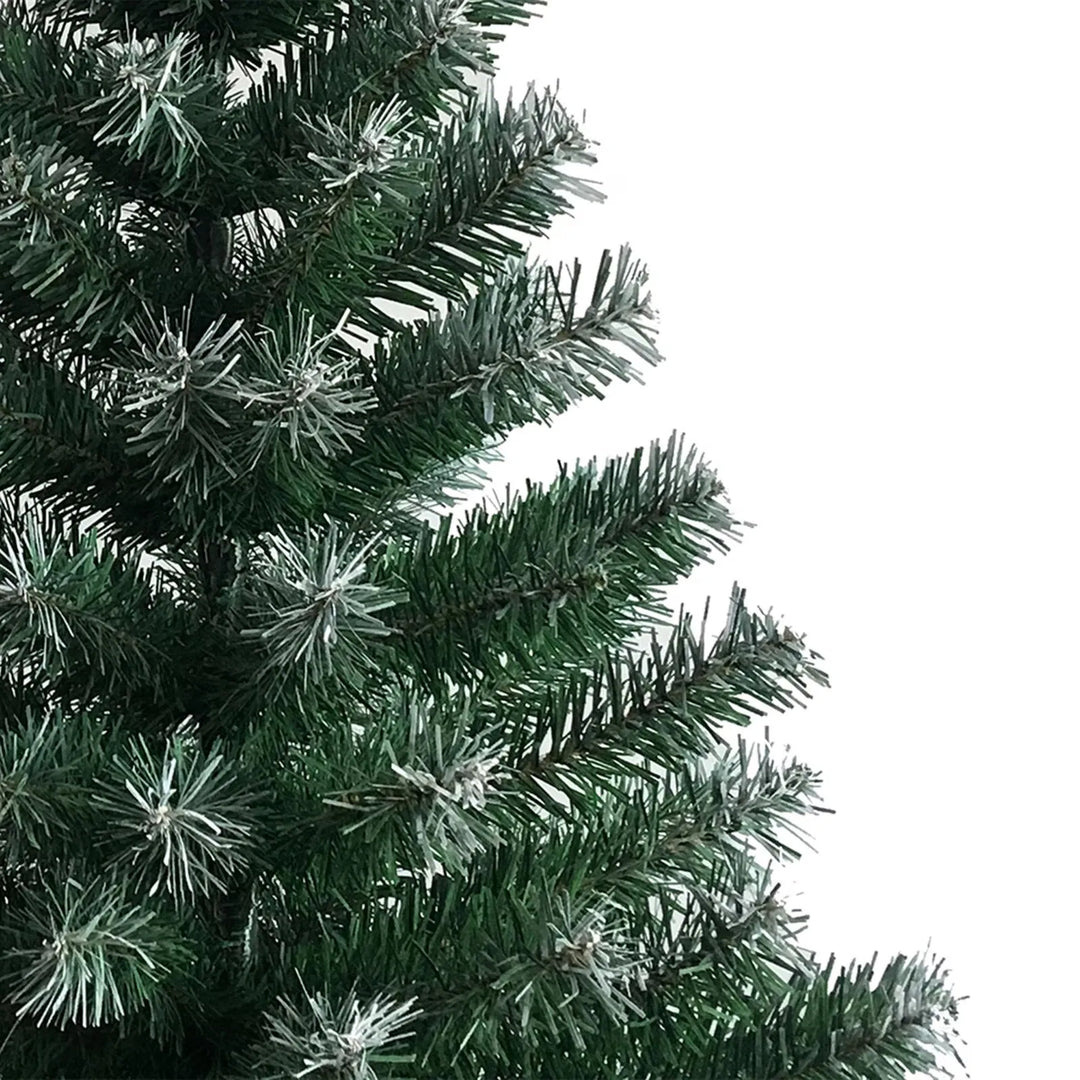 Groene kerstboom met witte takpunten