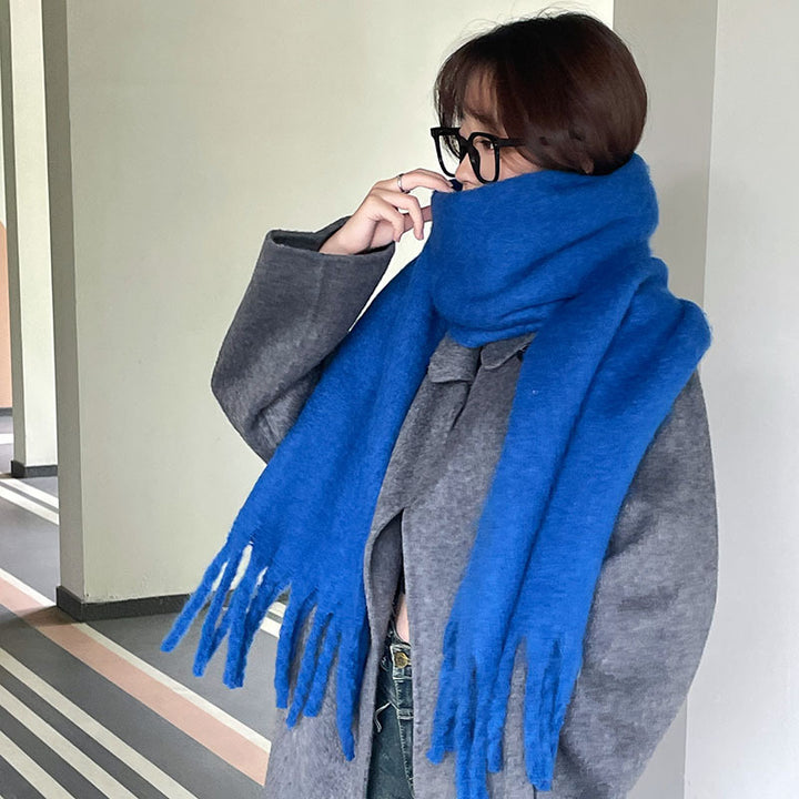Vrouw met dikke oversized sjaal
