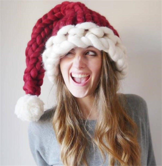 Grofgebreide rode kerstmuts met witte pompon