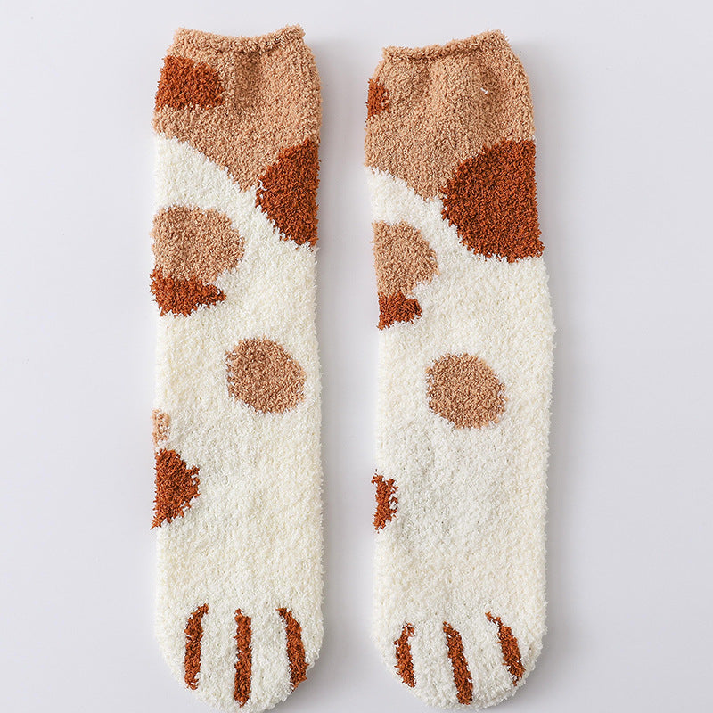 Pluizige sokken met kattenpootjes op de tenen