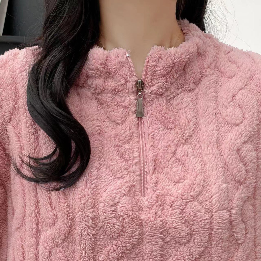 Vrouw in fleece pyjama met halve rits