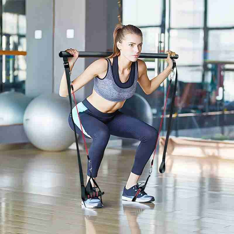 Pilates bar met weerstandsbanden op een mat
