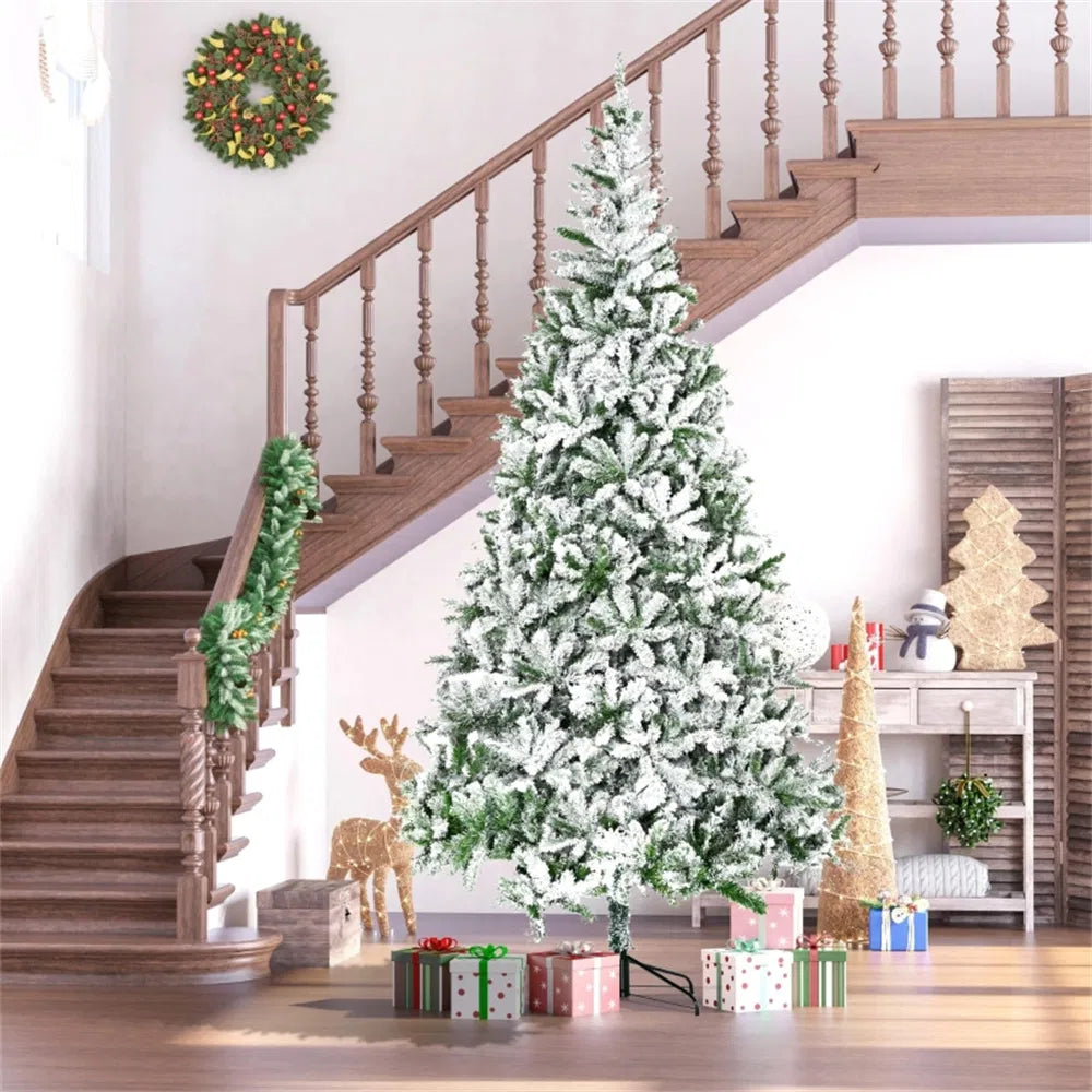 Besneeuwde dennenboom zonder lichtjes