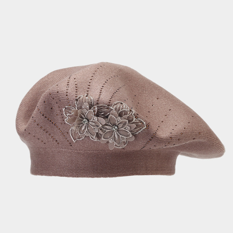 Gebreide baret met bloem en strass