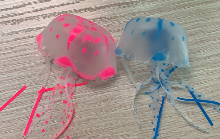 Zwarte kwallenlamp met gekleurd verlichte kwallen