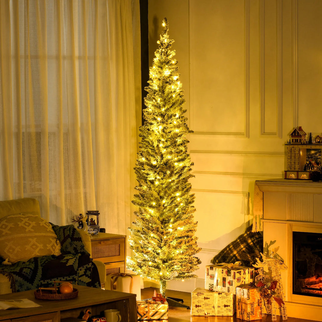 Slanke groene kerstboom met warme lichtjes