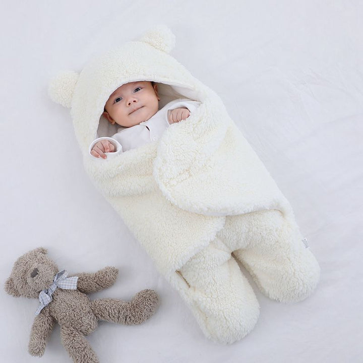 Baby in pluche slaapzak met berenoortjes