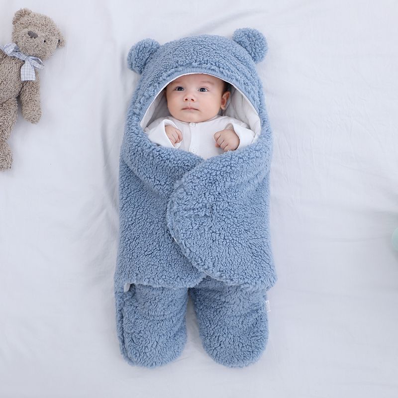 Baby in pluche slaapzak met berenoortjes