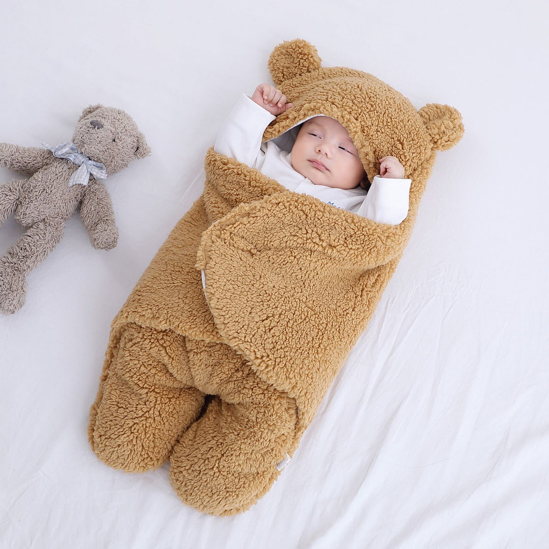 Baby in pluche slaapzak met berenoortjes
