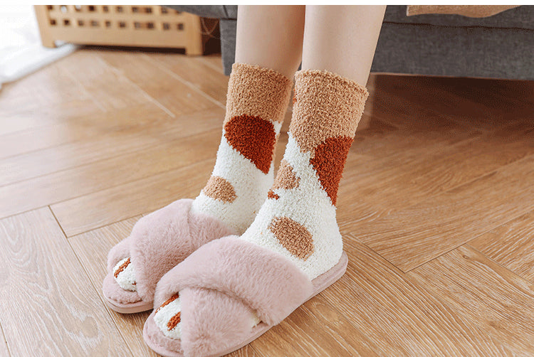 Pluizige sokken met kattenpootjes op de tenen