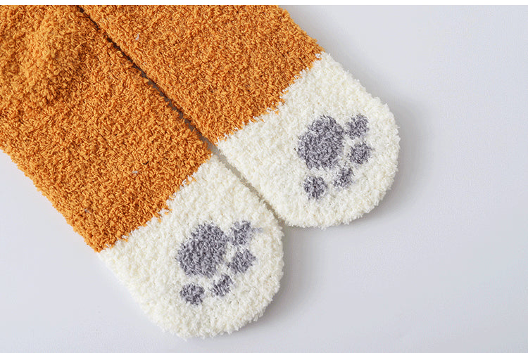 Pluizige sokken met kattenpootjes op de tenen
