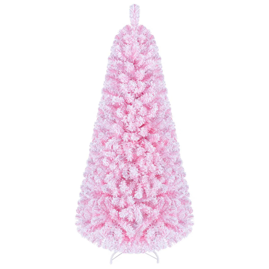 Kleine roze besneeuwde kerstboom met lichtjes
