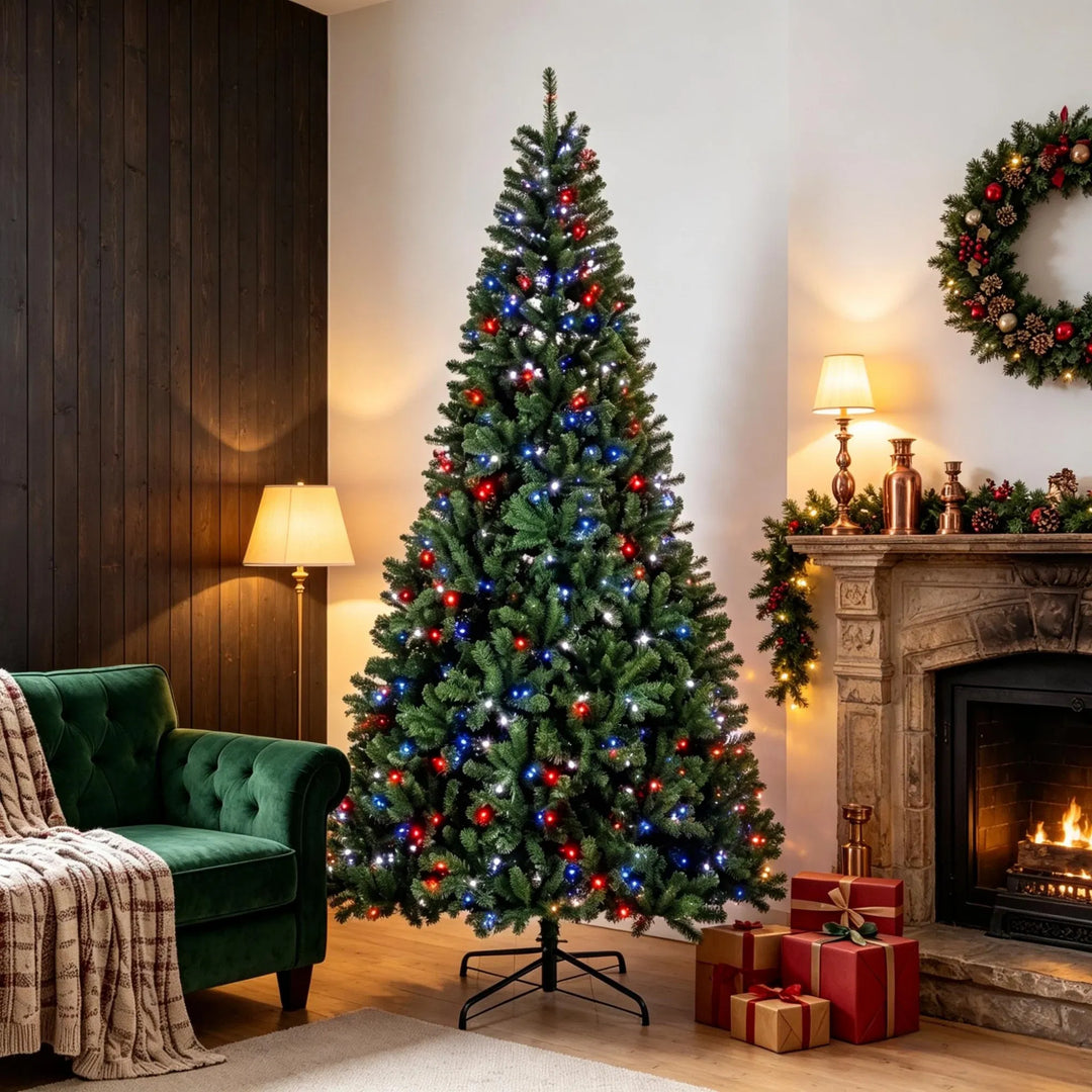 Grote kerstboom met kleurwisselende verlichting