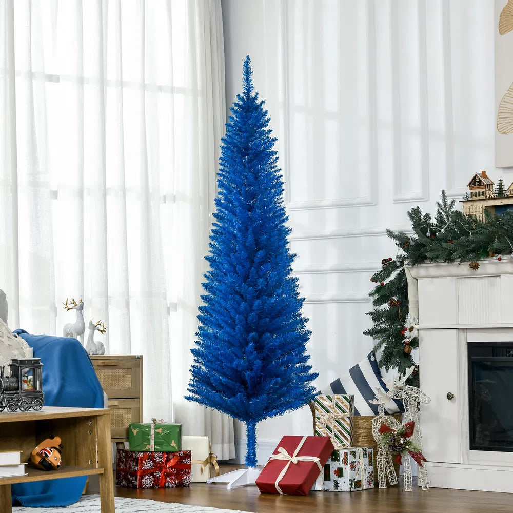 Blauwe slanke kerstboom zonder lichtjes
