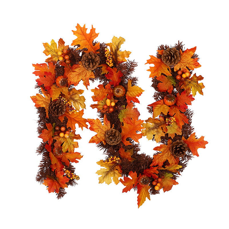 Herfstslinger met oranje esdoornbladeren op schouw