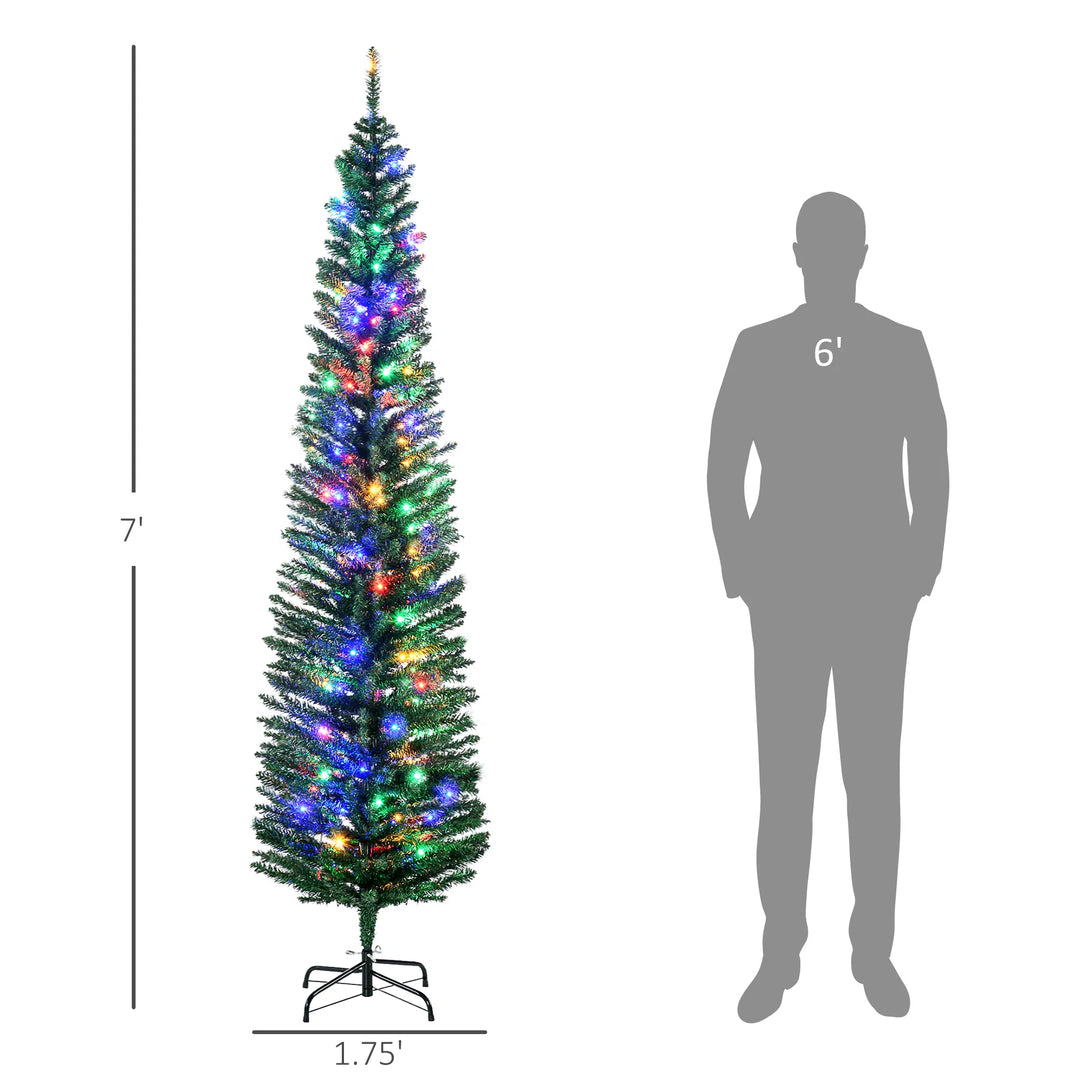 Groene smalle kerstboom met gekleurde lichtjes