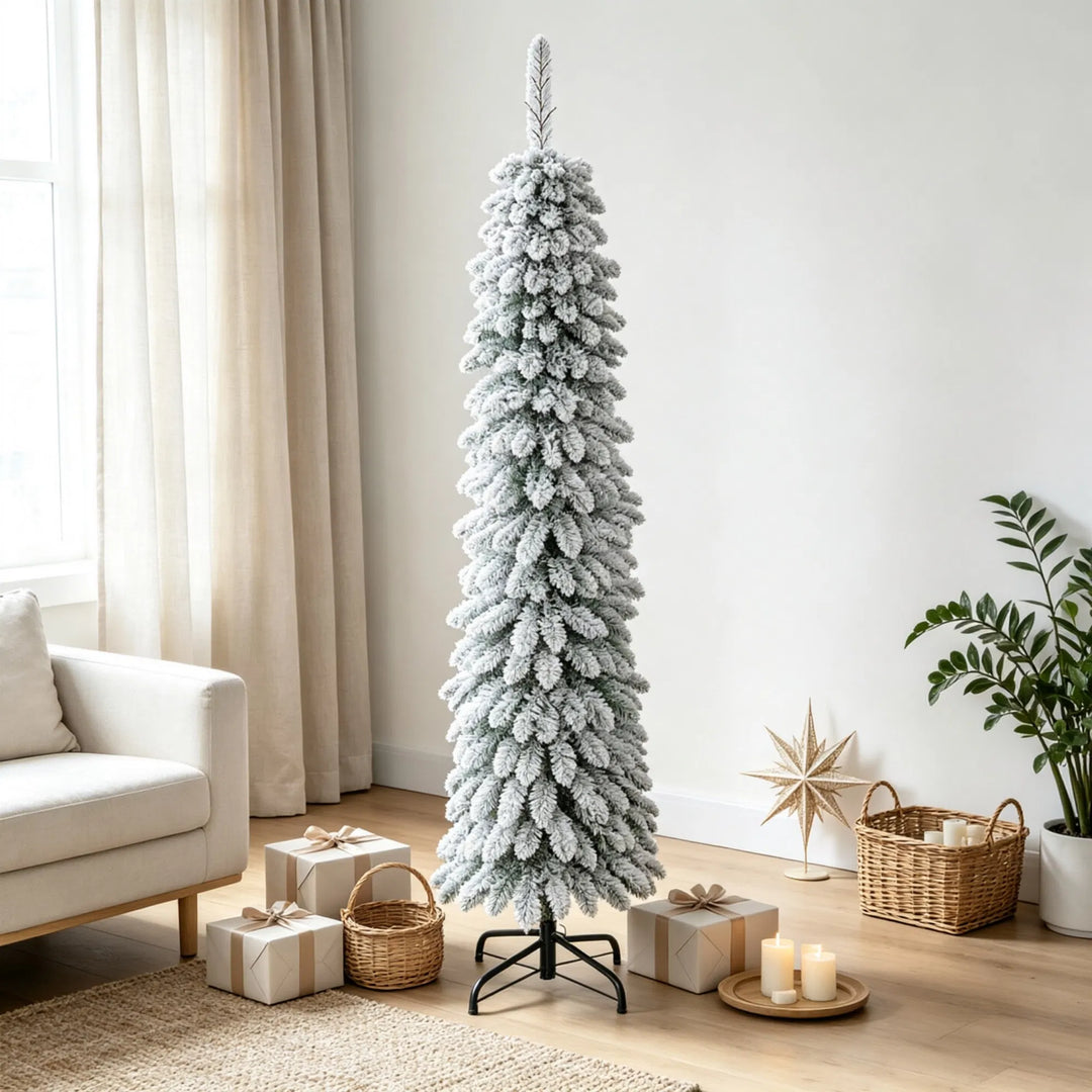 Smalle besneeuwde kerstboom zonder lampjes