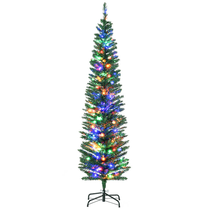 Groene smalle kerstboom met gekleurde lampjes