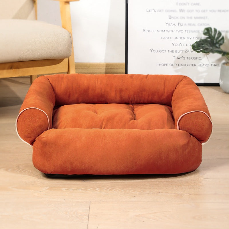 Hond ligt op een grijze pluche hondensofa