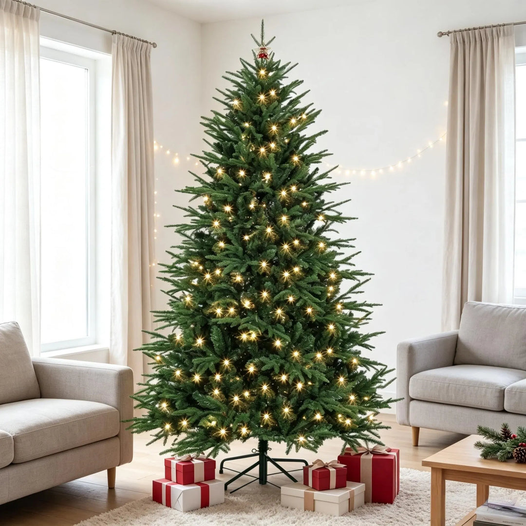 Volle groene kerstboom met warmwitte lampjes