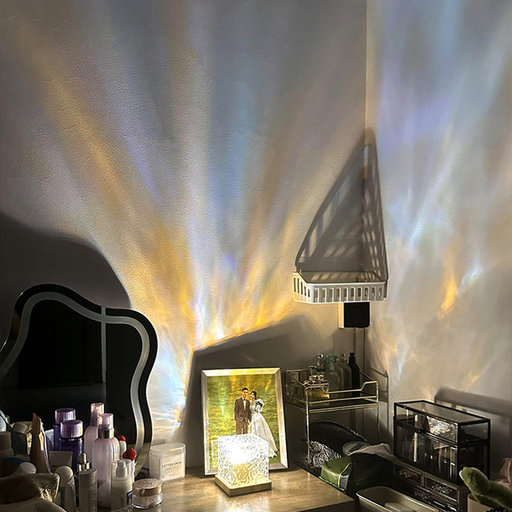 Kristallen lamp met waterrimpels op de muur