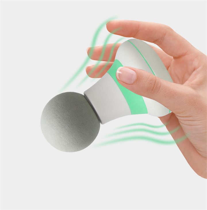 Blauwe mini massage gun in de hand