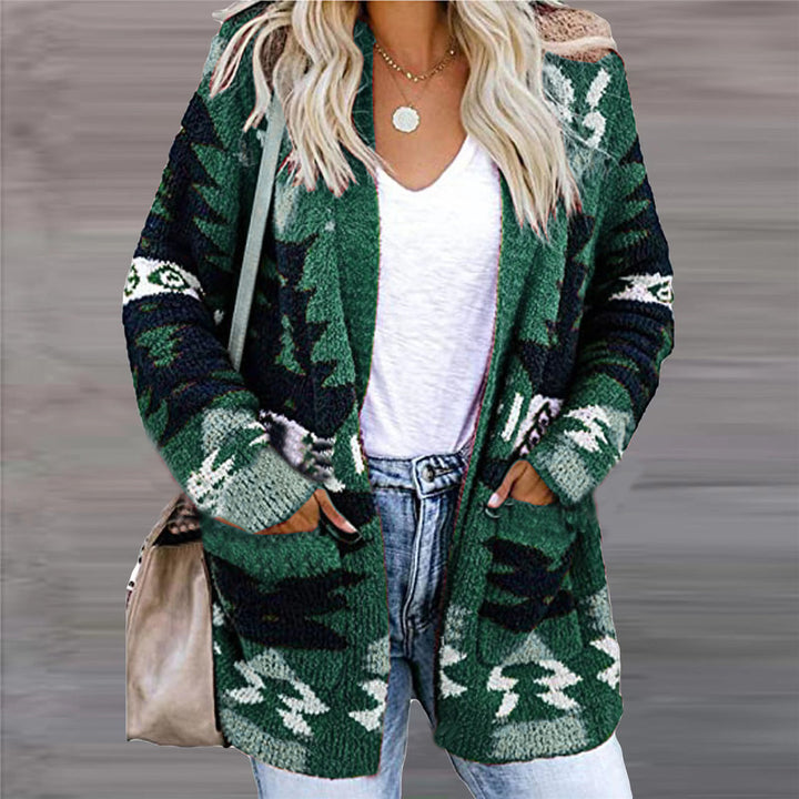 Vrouw in open gebreid vest met patroon
