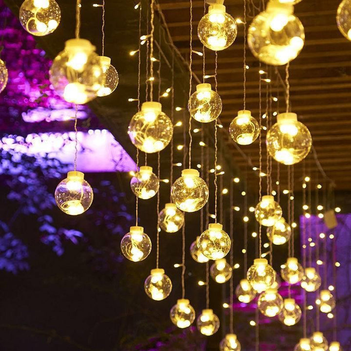 Lichtgordijn met heldere bollen voor raam