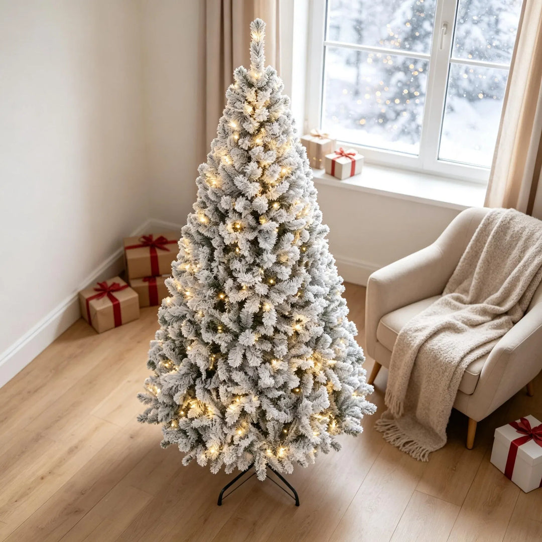 Besneeuwde Fraser fir met lichtjes