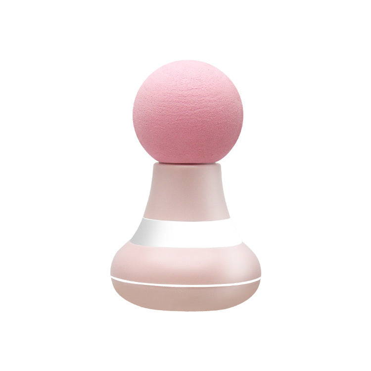 Blauwe mini massage gun in de hand