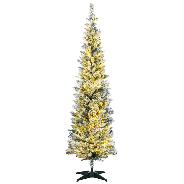 Besneeuwde smalle kerstboom met warme lichtjes