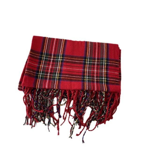Vrouw met rode geruite tartan sjaal