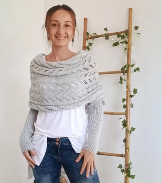 Vrouw met gebreide sjaal met mouwen