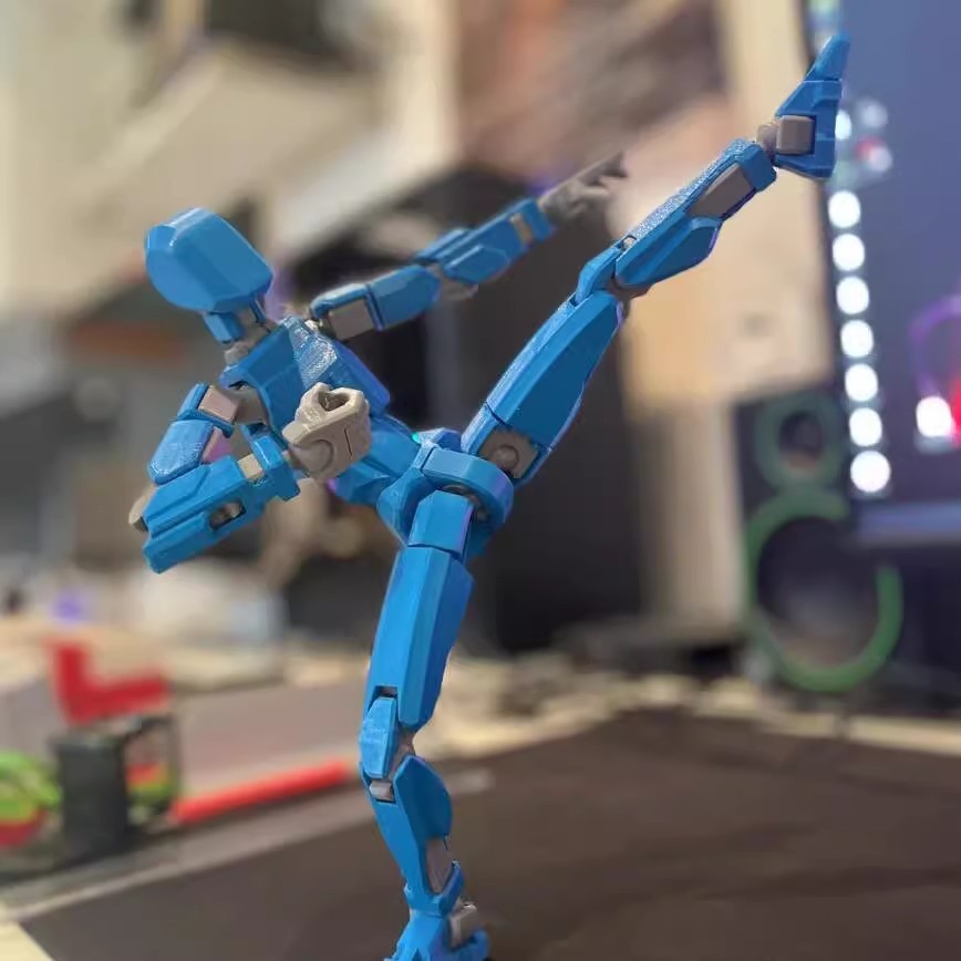 Oranje 3D-geprinte robotfiguur in actiehouding