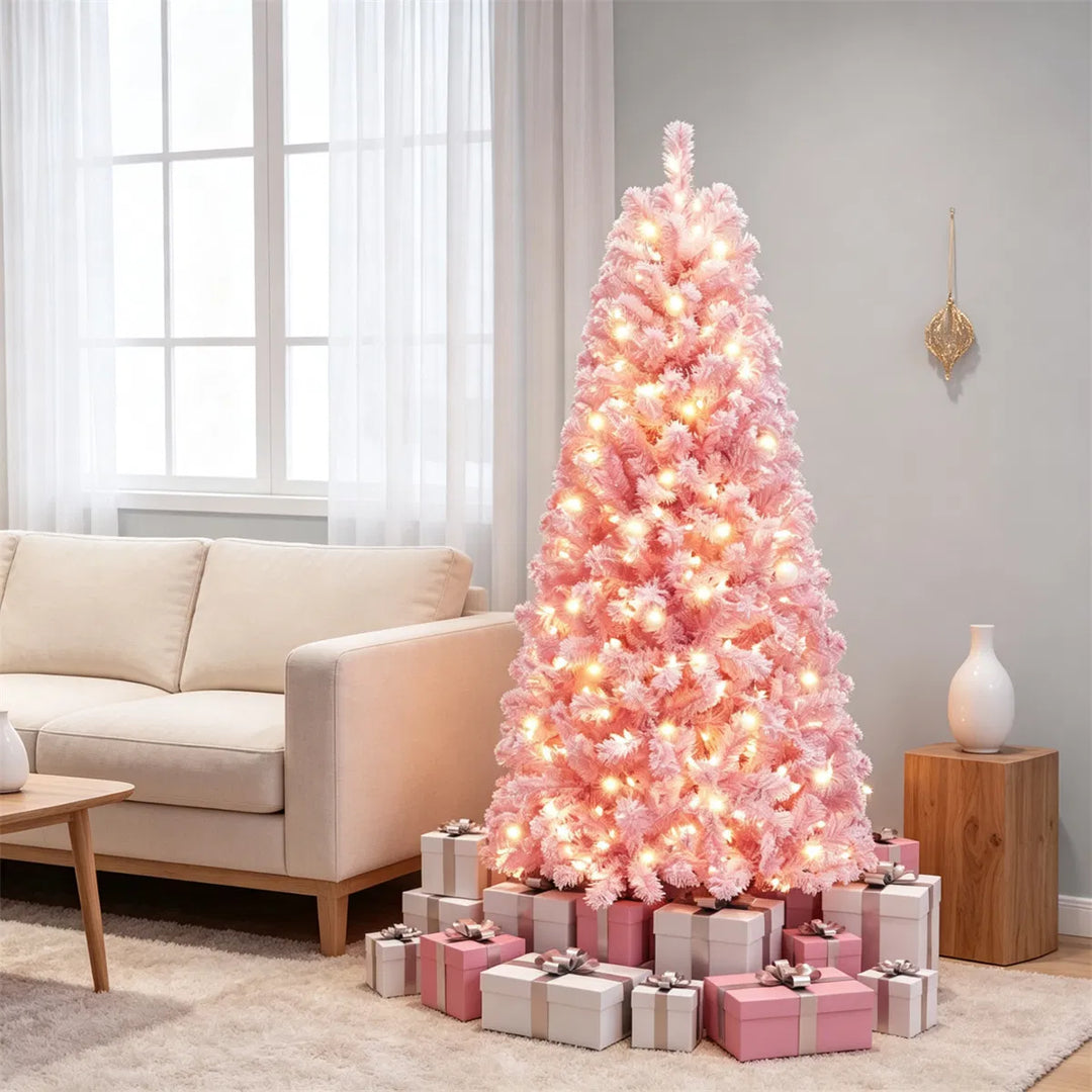 Kleine roze besneeuwde kerstboom met lichtjes