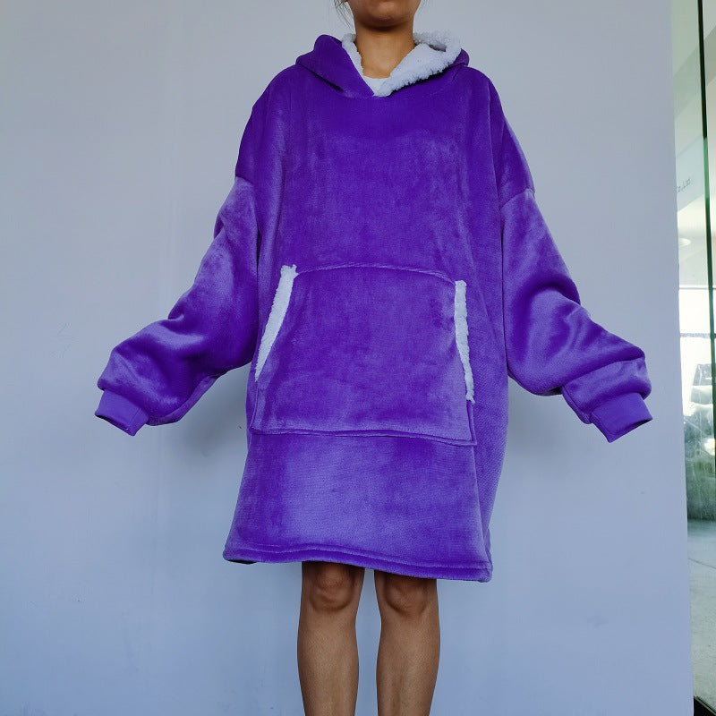 Persoon in oversized deken-hoodie met capuchon