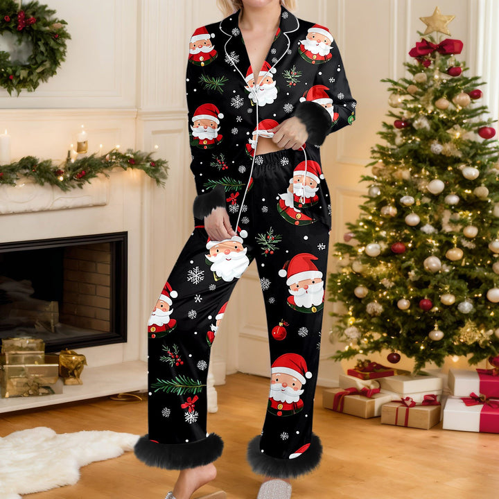 Vrouw in kerstpyjama met bontmanchetten