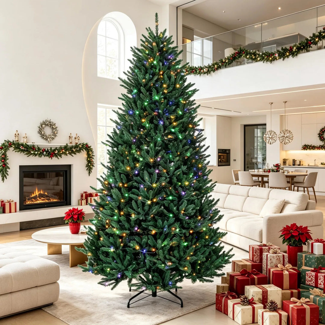 Grote volle kerstboom met lichtjes en voetpedaal