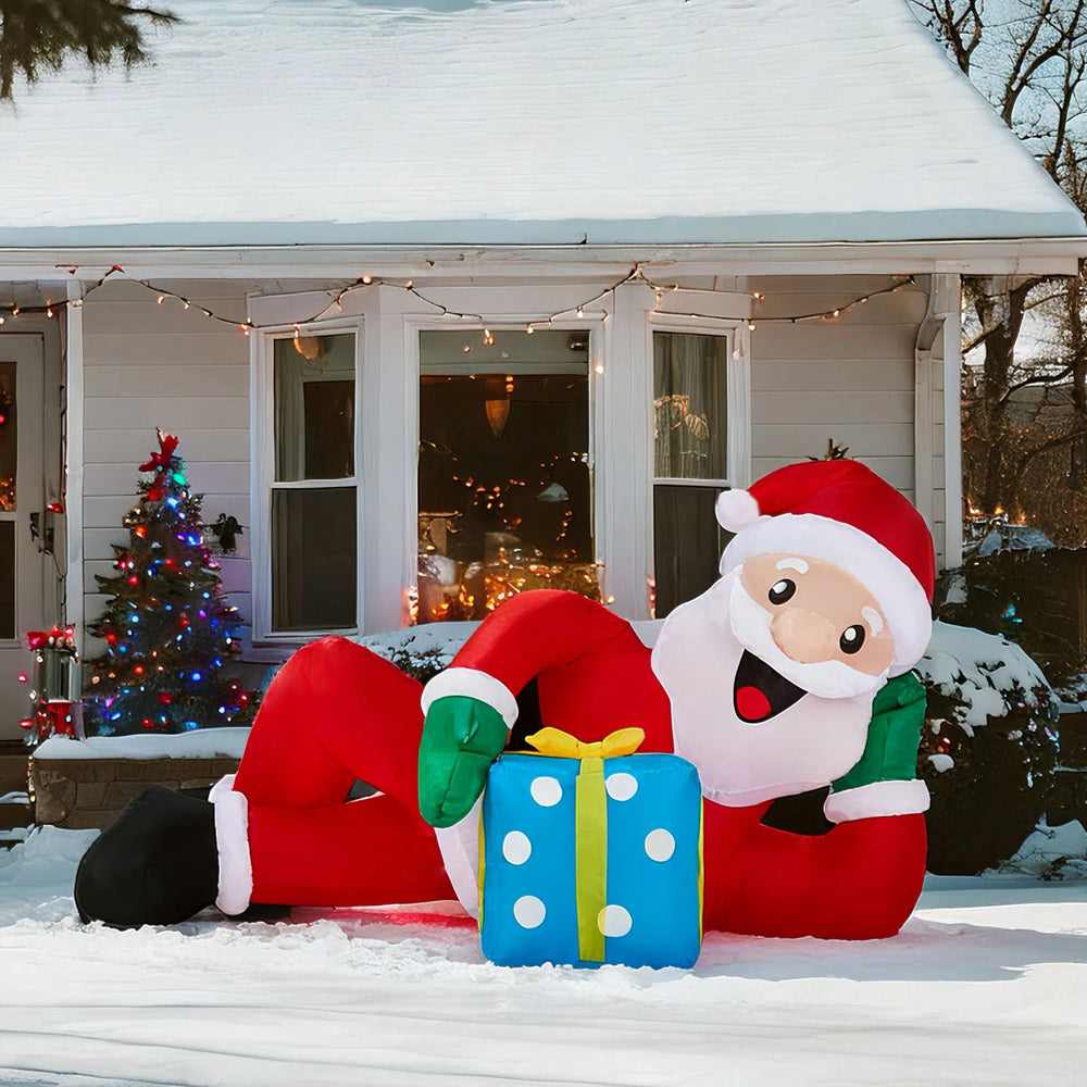 Opblaasbare liggende kerstman met cadeau