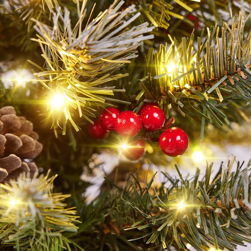Twee berijpte tafelkerstbomen met lichtjes